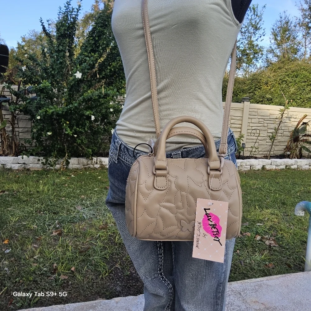 BETSEY JOHNSON TAUPE LUV BETSEY QUILTED BUTTERFLY MINI BARREL CROSSBODY - Picture 4 of 6